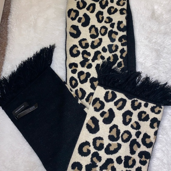 Urban Outfitters Scarf Cheetah 🐆 print - Picture 4 of 5